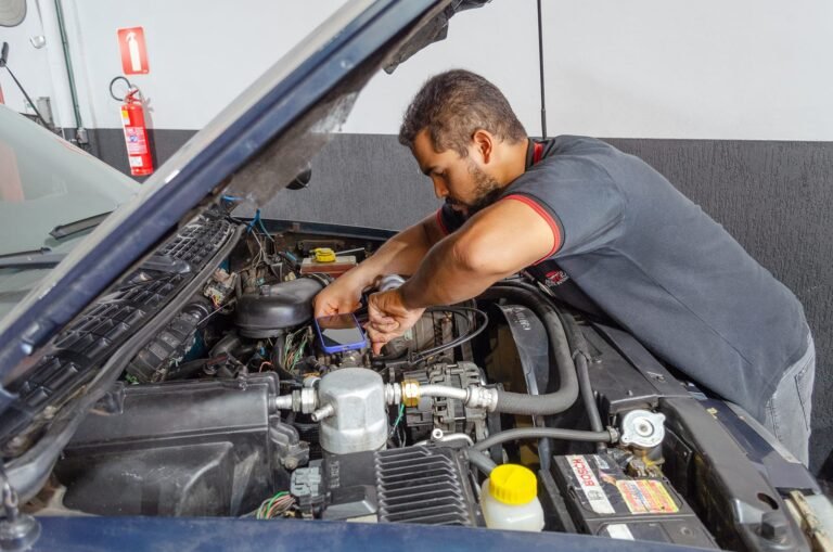 mega-alltocar-interior-mecanico-consertando-motor