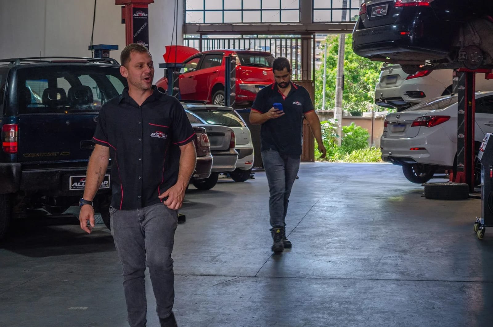 Gilson e equipe de mecânicos da Mega AllToCar